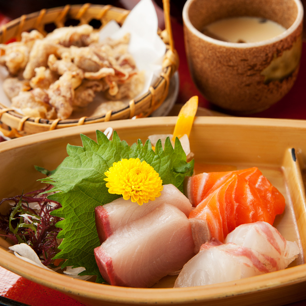 小魚阿も珍（こざかなあもちん）は、福山市鞆の浦にある阿藻珍味が提供する広島県福山市内に５店舗を展開する魚料理のお店